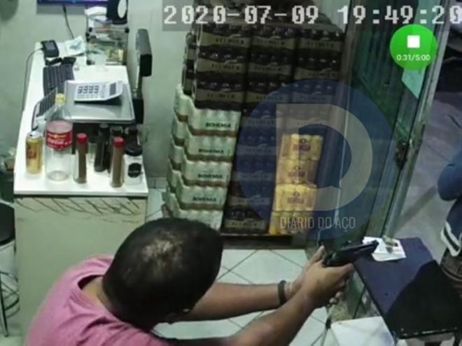 O momento que o PM à paisana rendeu o assaltante no comércio