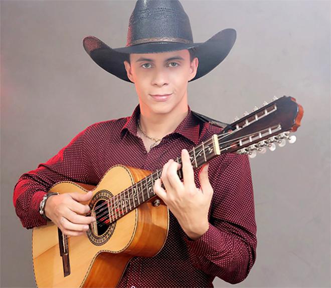 Festa julina com a voz e a viola de Hyuri Luna