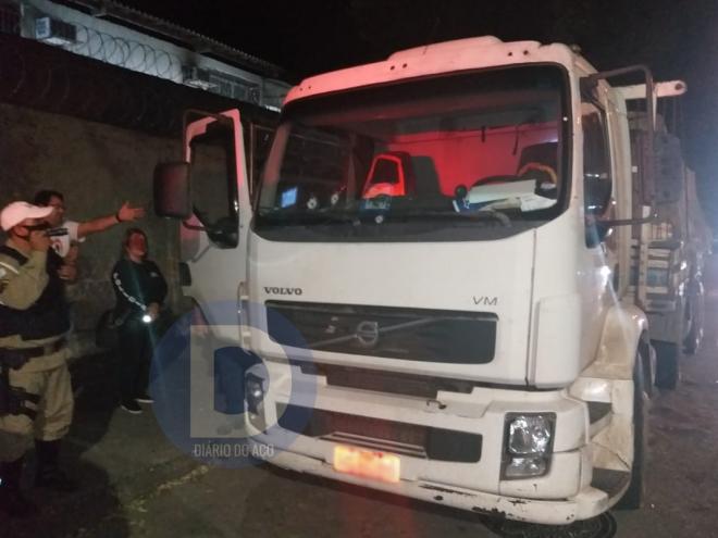 A perícia da Polícia Civil realiza vistoria no caminhão atingido pelos tiros