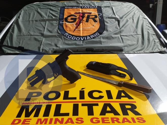 Apreendidas a pistola calibre 9 mm do autor dos tiros e ainda a faca usada pela vítima para ameaçar o autor do atentado