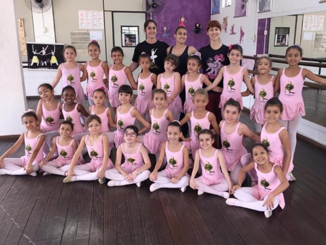 Salette, Adaune e Larissa, com alunas do projeto