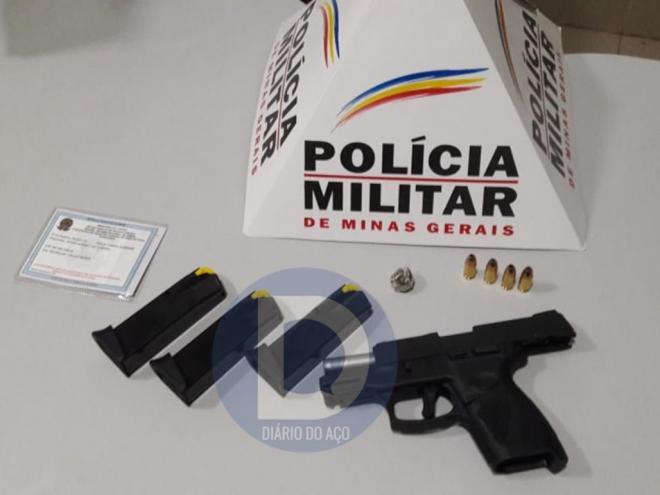 Uma arma de fogo, carregadores e porção de maconha foram encontrados no carro do motorista