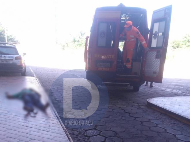 Os bombeiros socorreram o ferido depois da agressão na Rodoviária