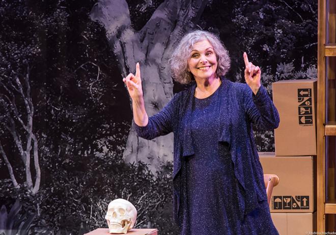 Morta, personagem de Irene Ravache volta à casa onde viveu