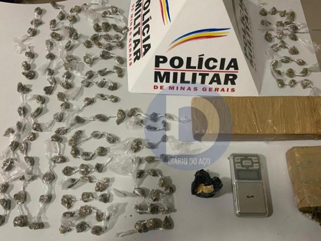 Na terceira abordagem da madrugada, apreendidas estas porções de entorpecente na casa de um adolescente