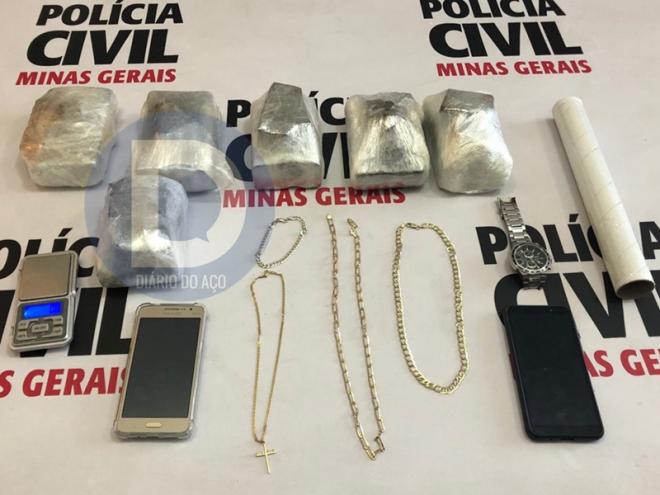 Além das barras de maconha, apreendidos objetos utilizados no preparo da droga para a venda