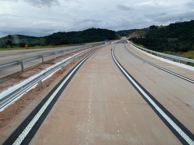 Usuário da rodovia deve redobrar a atenção nos trechos em que ainda houver trabalhos de instalação das defensas metálicas