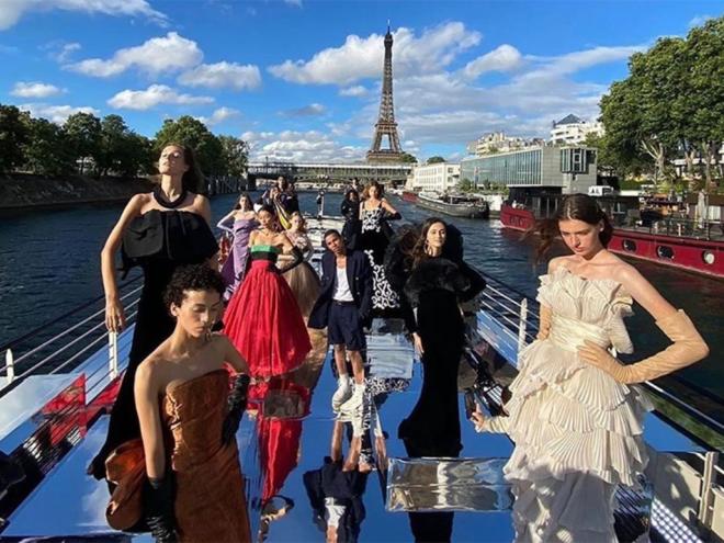 Balmain Couture 2020: passeio pelo Sena