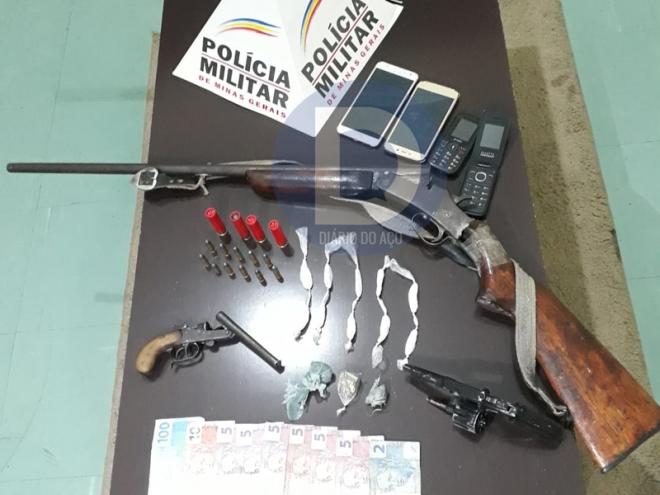 As armas e drogas apreendidas no cerco da PM no Cachoeira do Vale