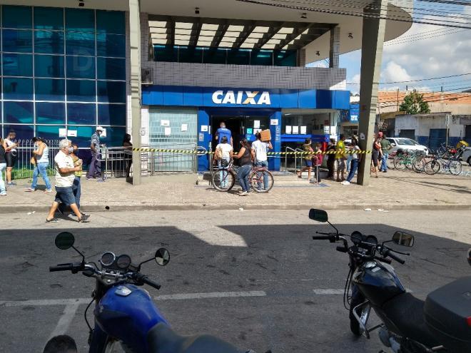 Uma fila foi formada em volta da agência da Caixa, no Centro de Ipatinga 