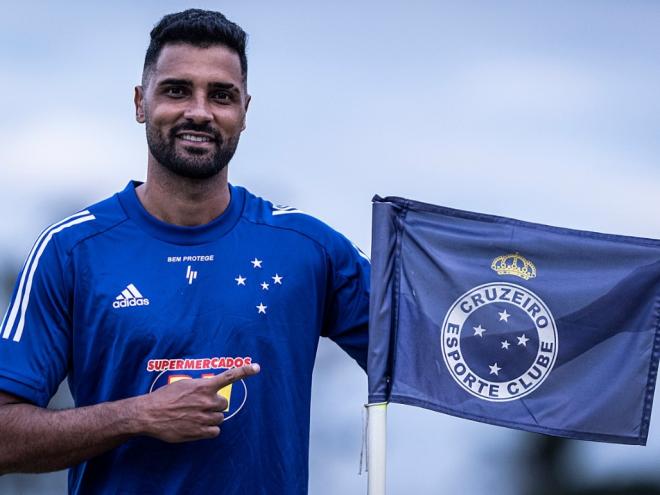 Lateral-esquerdo assinou contrato que vai até dezembro de 2021