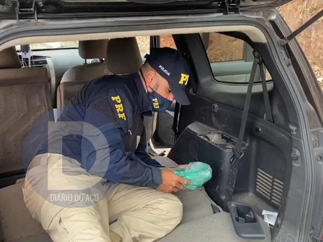As barras de cocaína prensada foram achadas escondidas em um Nissan