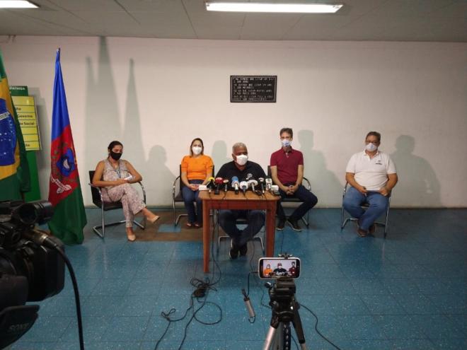 Prefeito Nardyello Rocha comunicou o horário do comércio em coletiva de imprensa
