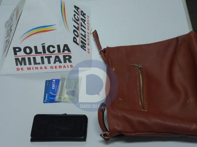 Os objetos roubadas da mulher foram recuperados pelos policiais