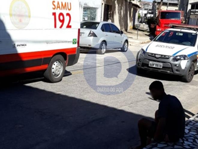 O jovem ferido aguarda o atendimento do resgate