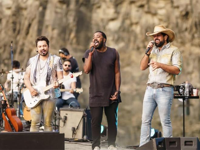 Clovis Pinho canta ladeado pela dupla Fernando e Sorocaba
