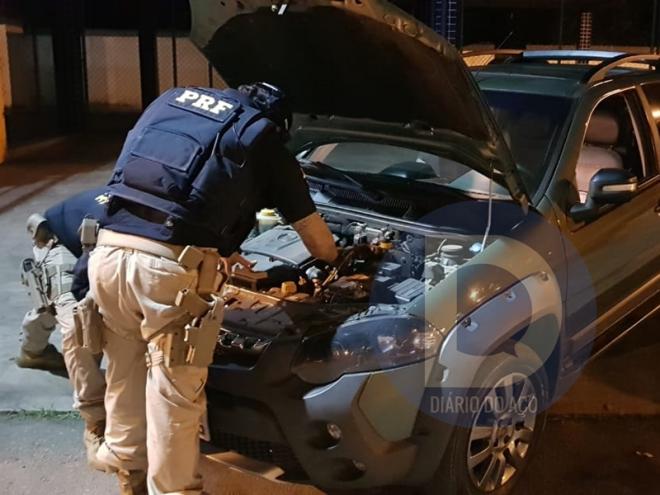 Os policiais rodoviários constataram problemas junto ao números identificadores da picape