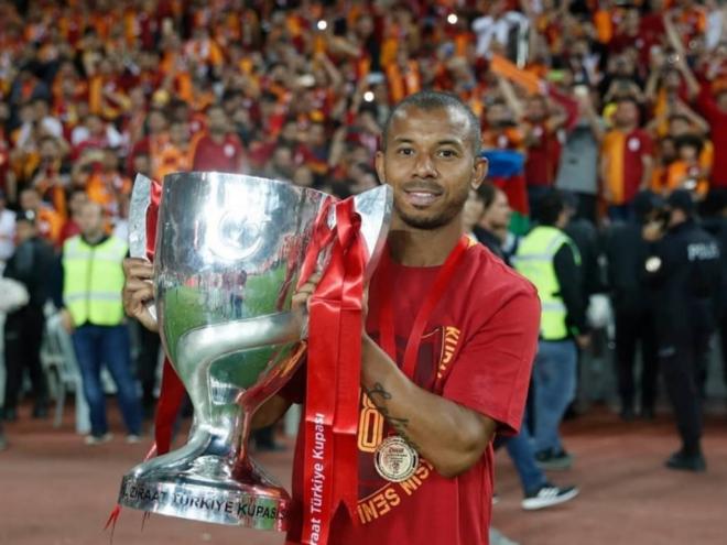 Pelo Galatasaray, lateral conquistou bicampeonato Turco, Copa da Turquia e Supercopa da Turquia 