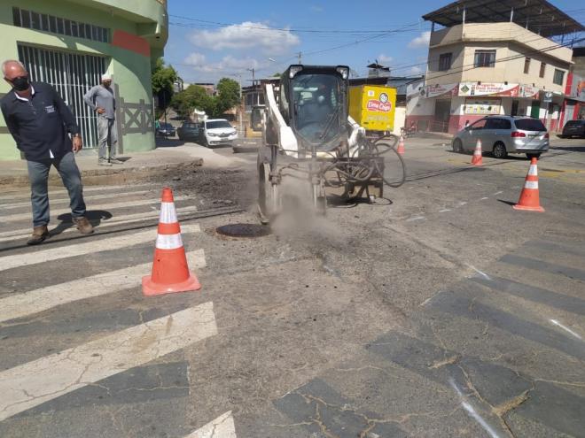 Asfalto da via acumulava desníveis em toda a sua extensão, como resultado de múltiplos remendos em buracos e valas para correção de redes