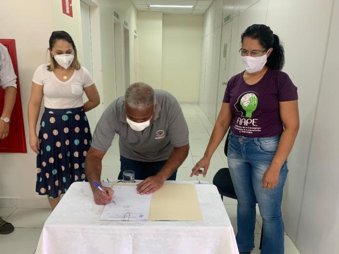 São cerca de R$ 500 mil investidos para continuidade dos serviços oferecidos pelas instituições; prefeito Nardyello Rocha assinou os convênios