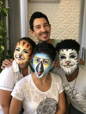Rômulo Amaral e três dos personagens especiais maquiados por ele