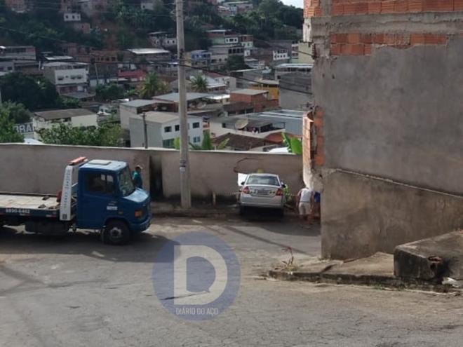 O carro foi parar em um muro depois de atingir o irmão da motorista