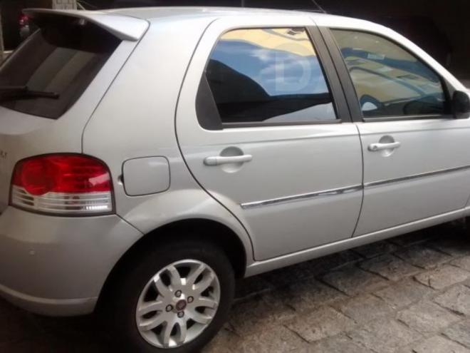 Fiat Palio de cor prata, placas HEL-3431