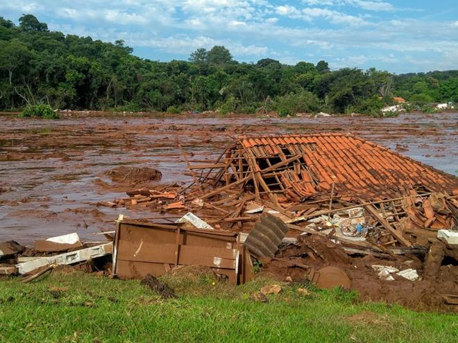 O imóvel foi invadido pelos rejeitos da mineradora, que chegaram a mais de um metro de altura