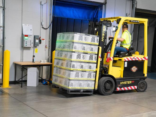 Empilhadeira sem sinal sonoro passou por cima de um pé de uma consumidora
