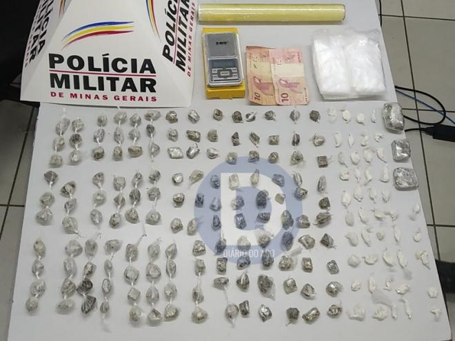 As porções de maconha e cocaína apreendidas pela PM durante a abordagem ao adolescente
