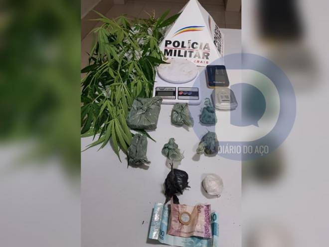 Os objetos apreendidos pela polícia depois da abordagem aos adolescentes