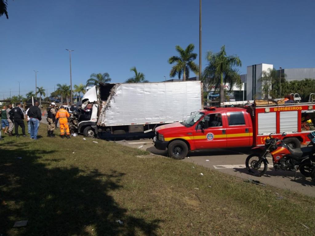Apesar do socorro, motorista não resistiu e morreu no local do acidente 