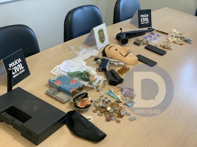 Os objetos apreendidos durante a operação da Polícia Civil