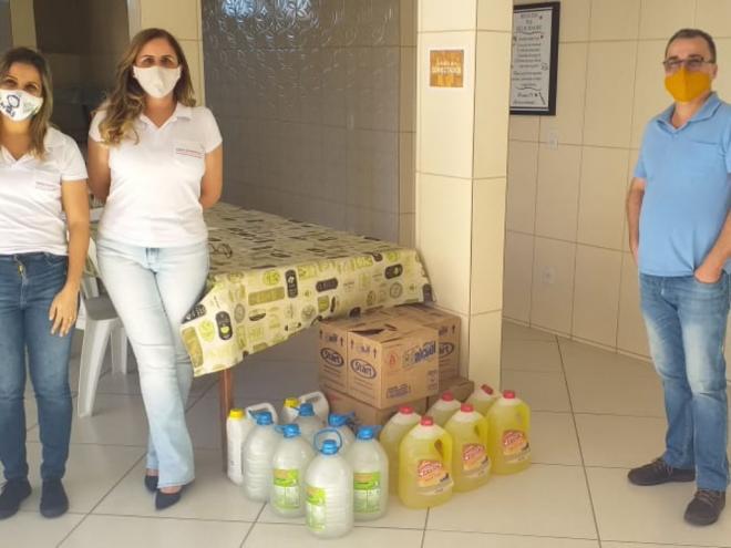 Foram distribuídos produtos como álcool gel, sabonete líquido, detergente e hipoclorito de sódio 