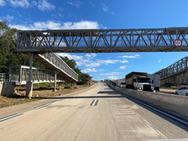 As passarelas são equipamentos de segurança exclusivos para que os pedestres possam cruzar as quatro faixas de rolamento 