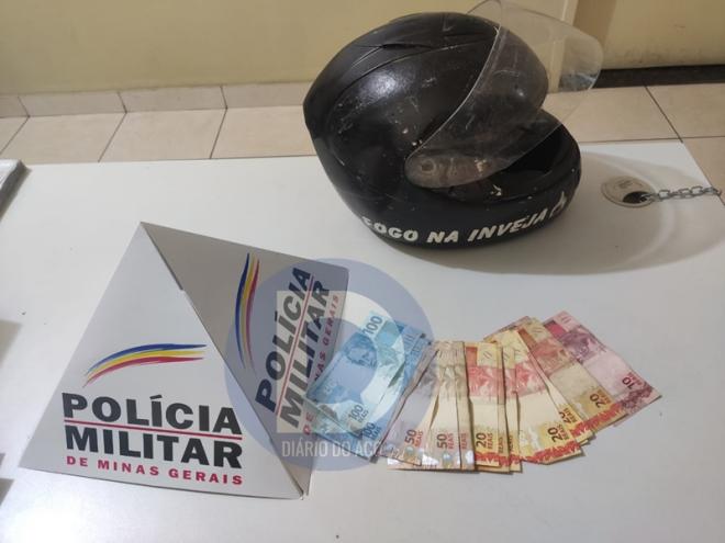 O capacete e dinheiro apreendidos com os suspeitos 
