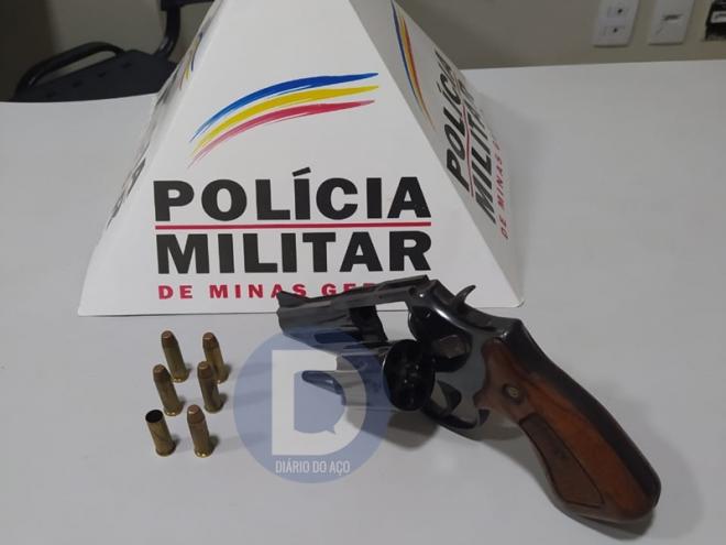 A arma apreendida pelos policiais militares depois da confusão