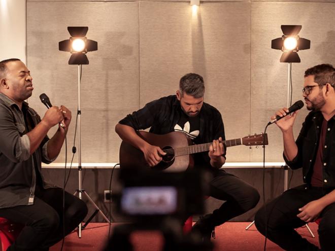 Luiz Arcanjo e Rafael Novarine cantam e pedem: ?Fala Deus?
