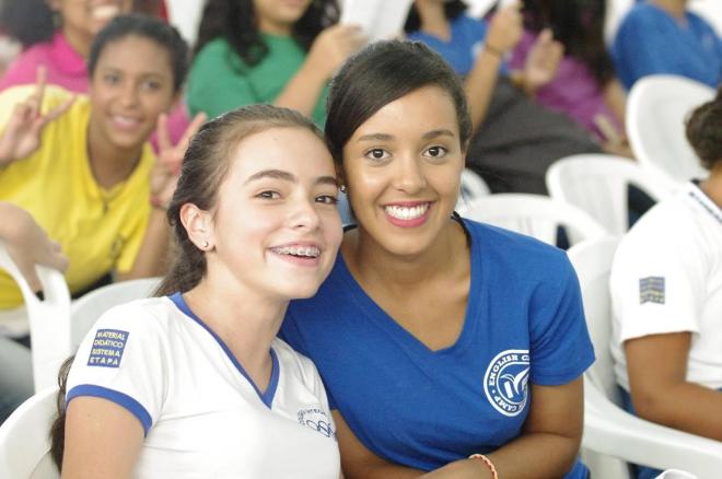 Thayse Rosa Franco (à direita) “Foi incrível ver a cerimônia de abertura do Acampamento Mundial hoje. Porque vi artistas dançando com uma cara muito feliz. Estou ansiosa por este Acampamento Mundial. Porque este acampamento vai ensinar muitas coisas novas e, acima de tudo, posso aprender uma nova mente. Ouvi a mensagem do pastor Ock Soo Park hoje e o pastor disse que devemos abandonar nossos pensamentos hoje. Quando eu nego meus pensamentos, você pode fluir o coração com outras pessoas. Ele disse que isso ajudará as pessoas. Através da mensagem de hoje, aprendi que posso ser feliz, mesmo tendo muitas dificuldades. Neste acampamento, quero aprender muitas coisas, conhecer muitas pessoas novas e experimentar novas culturas. Obrigado.”