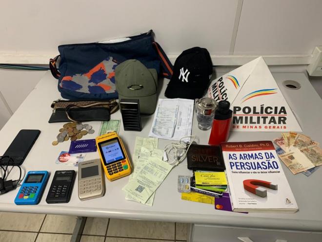 Produtos apreendidos com investigado por envolvimento com quadrilha que aplicava golpes principalmente em idosos 