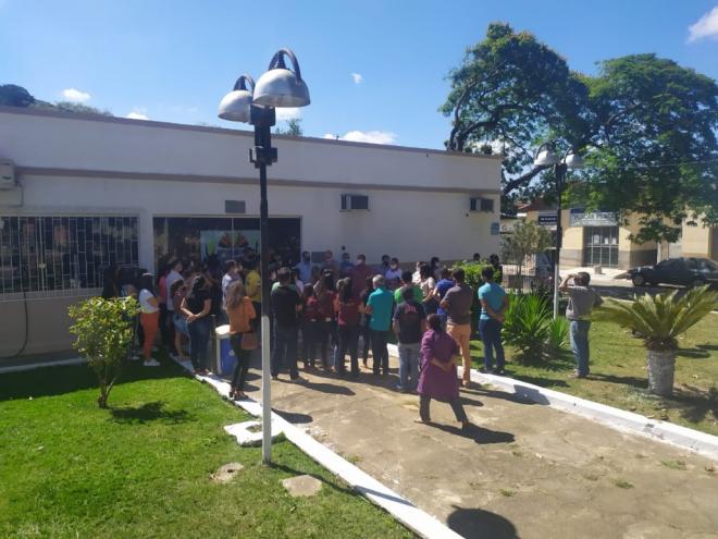 Aproximadamente 50 empresários se reuniram em frente ao prédio, como forma de protesto