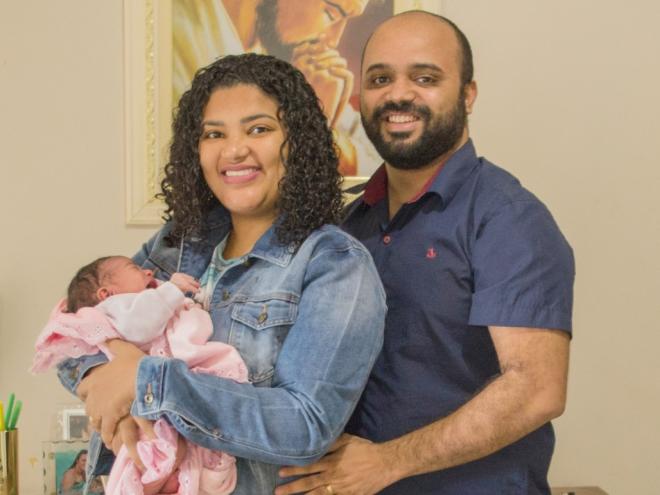 Alan Barros, a esposa Samara e a filha Lívia, nascida no mês de julho 
