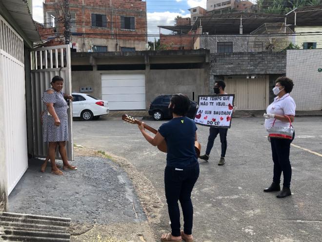 Projeto leva música e mensagens de carinho a idosos participantes de grupos de convivência