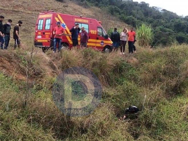 Os bombeiros realizaram o resgate do motociclista caído em um barranco, na margem da estrada