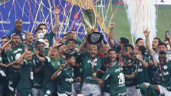 Devido as medidas de combate ao coronavírus, essa foi a primeira vez em que o Palmeiras ergueu um troféu sem público nas arquibancadas