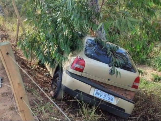 Condutor disse que dormiu ao volante e perdeu o controle do Gol 
