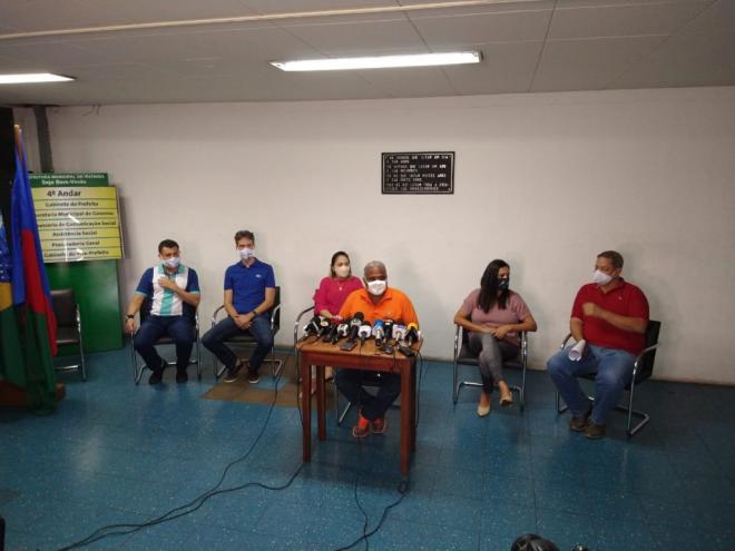 Entrevista coletiva foi iniciada às 12h15 desta quinta-feira. 