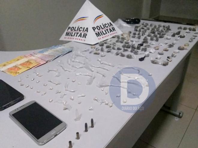 As porções de maconha e crack recolhidas na casa dos suspeitos