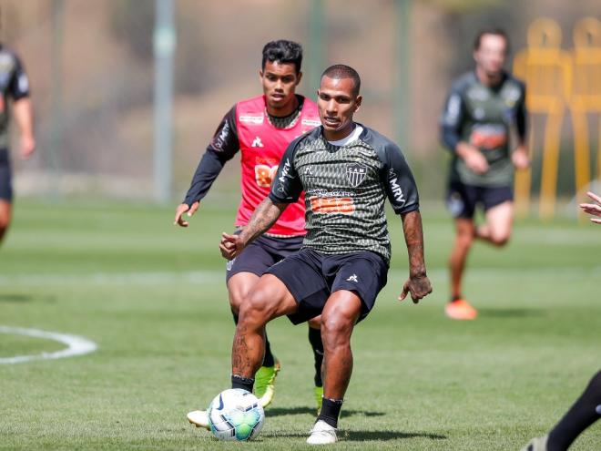 Meia é um dos desejos do técnico Tiago Nunes