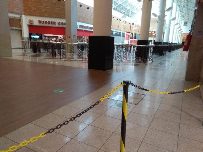 Lojas no centro de compras estão impedidas de abrir há cerca de cinco meses 